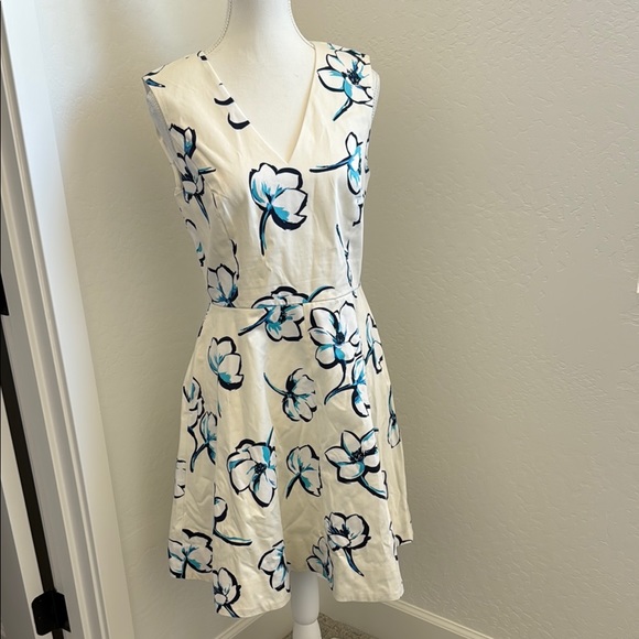 Draper James Dresses & Skirts - Draper James White and Blue Sleeveless V-Neck Sundress